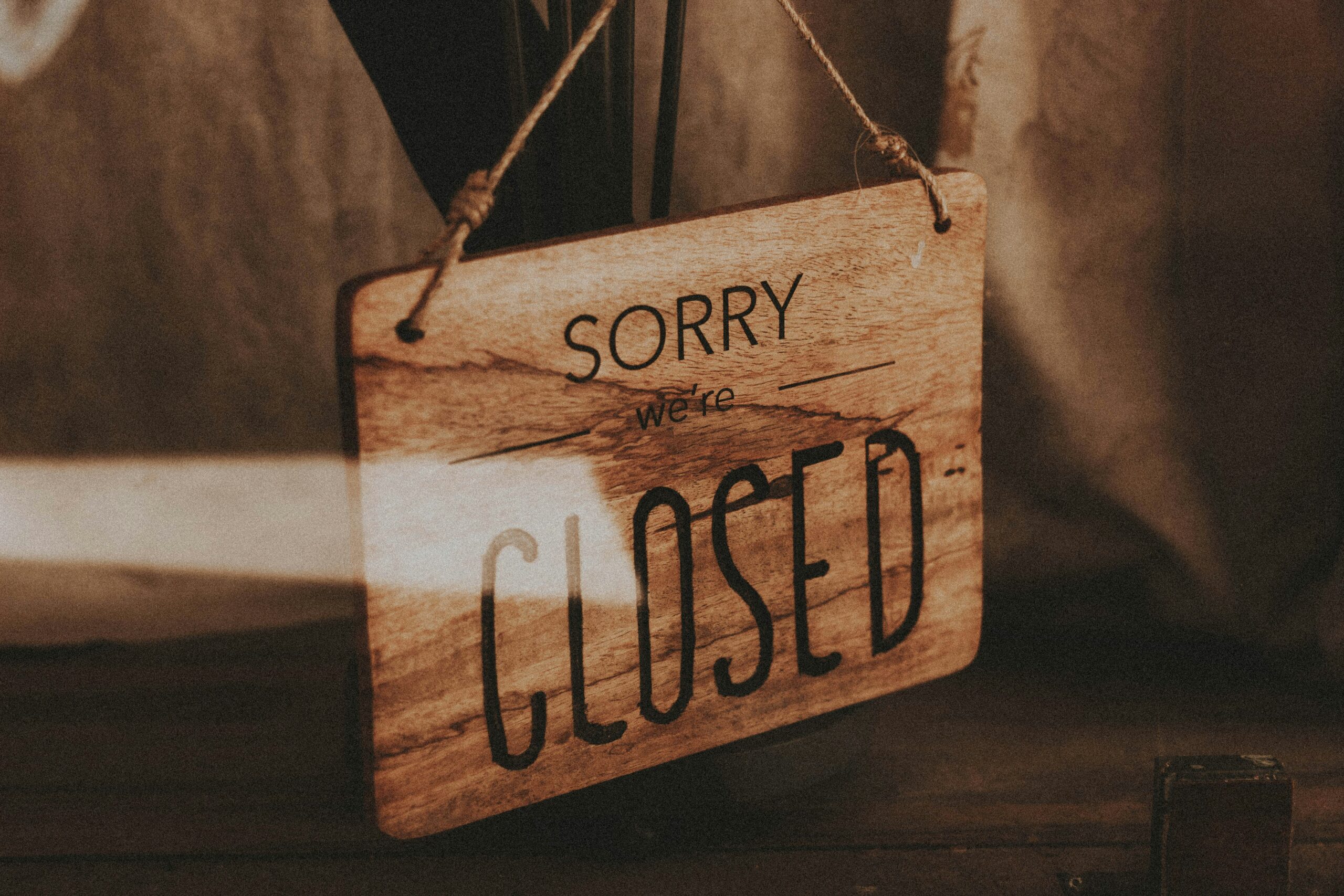 Come Chiudere una SRL in Crisi: 5 Segnali da Non Ignorare