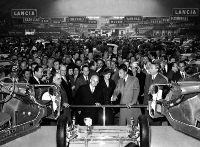 Gianni Agnelli presenta la FIAT 600 a Luigi Einaudi al Salone di Torino del 1955.