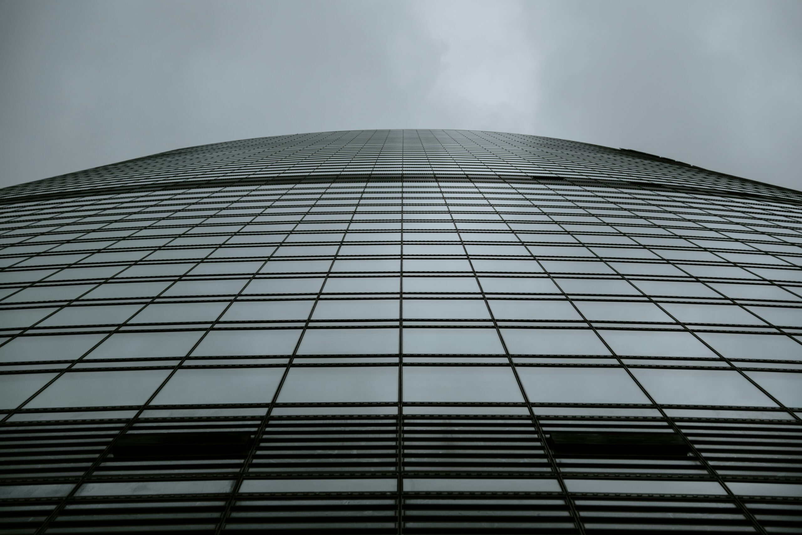 Riorganizzazione di una Holding familiare attraverso scissione asimmetrica non proporzionale, separazione tra business operativo e patrimonio immobiliare e riallineamento degli assetti proprietari tra rami familiari con interessi incompatibili.