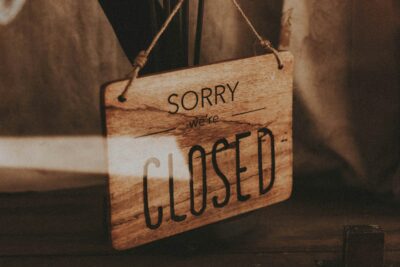 Come Chiudere una SRL in Crisi: 5 Segnali da Non Ignorare